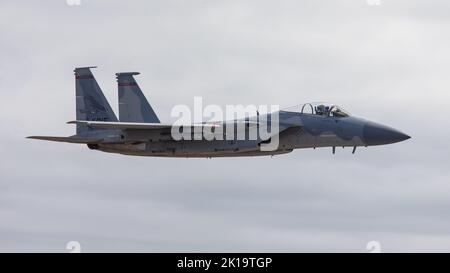 Une paire de F-15Cs, affectée à la 142nd Escadre de la Garde nationale aérienne de l’Oregon, à la base de la Garde nationale aérienne de Portland, effectue plusieurs vols à l’occasion du salon international de l’aviation de l’Oregon, à McMinnville, en Oregon, le 20 août 2022. La Garde nationale aérienne de l'Oregon entretient deux ailes volantes, l'une située à l'aéroport international de Portland, et l'aile 173rd Fighter, une unité d'entraînement F-15, est située à Klamath Falls. (É.-U. Photo de la Garde nationale aérienne par le Sgt. John Winn) Banque D'Images