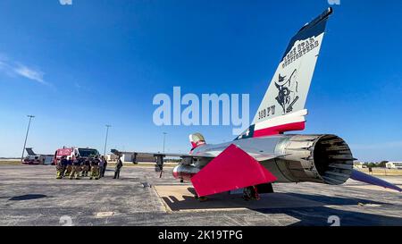 Les pompiers de l'escadron du génie civil 902nd se réunissent après un exercice d'évacuation d'urgence pour un faucon de combat F-16 à la base commune de San Antonio-Lackland, Texas, le 19 août 2022. L'escadre de combat 149th et l'escadron du génie civil 902nd ont participé à un exercice conjoint permettant aux pompiers d'obtenir une formation de familiarisation et d'évacuation du F-16 en cas d'urgence (États-Unis Photo de la Force aérienne par Brian J. Valencia) Banque D'Images