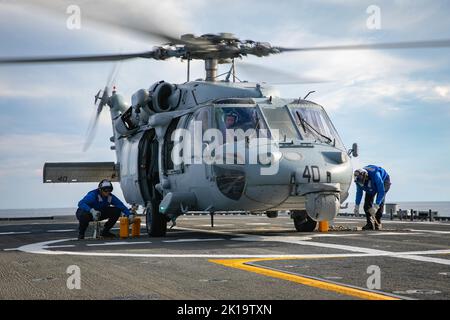 OCÉAN ATLANTIQUE (sept 14, 2022) le compagnon de Boatswain 3rd classe Nahir Roberts et le Matelot de Boatswain Natalie Meehan calent et chaînent un MH-60s, affecté aux « Dragon Whales » de l'Escadron de combat en mer (HSC) 28 à bord du navire de combat littoral Freedom-variant USS Minneapolis-Saint Paul (LCS 21) lors de la certification MOB-A du navire, 14 septembre 2022. Minneapolis-Saint Paul est une propriété à la base navale de Mayport, en Floride. (É.-U. Photo de la marine par le spécialiste des communications de masse 2nd classe Juel Foster) Banque D'Images