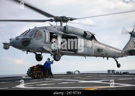 OCÉAN ATLANTIQUE (sept 14, 2022) le compagnon de Boatswain 3rd classe Nazir Roberts et le Matte de Boatswain Natalie Meehan effectuent une reconstitution verticale avec un hélicoptère MH-60s, affecté aux « Dragon Whales » de l’Escadron de combat en mer (HSC) 28, à bord du navire de combat littoral Freedom-variant USS Minneapolis-Saint Paul (LCS 21) pendant la certification MOB-A du navire. 14 septembre 2022. Minneapolis-Saint Paul est une propriété à la base navale de Mayport, en Floride. (É.-U. Photo de la marine par le spécialiste des communications de masse 2nd classe Juel Foster) Banque D'Images