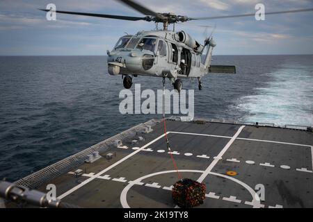 OCÉAN ATLANTIQUE (sept 14, 2022) un hélicoptère MH-60s, affecté aux « baleines-dragons » de l'Escadron de combat de la mer (HSC) 28, termine une reconstitution verticale à bord du navire de combat littoral USS Freedom-variant Minneapolis-Saint Paul (LCS 21) lors de la certification MOB-A du navire, le 14 septembre 2022. Minneapolis-Saint Paul est une propriété à la base navale de Mayport, en Floride. (É.-U. Photo de la marine par le spécialiste des communications de masse 2nd classe Juel Foster) Banque D'Images