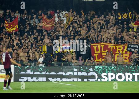 Salerno, Italie. 16th septembre 2022. Lecce Supporters pendant la série Un match de football entre les Etats-Unis Salerntana et les Etats-Unis Lecce au stade Arechi à Salerne (Italie), 16 septembre 2022. Photo Cesare Purini/Insidefoto crédit: Insidefoto di andrea staccioli/Alamy Live News Banque D'Images