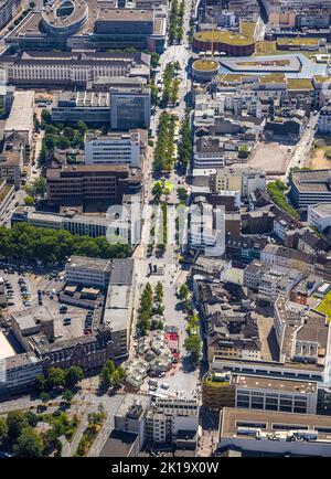 Vue aérienne, zone piétonne Königstraße avec sculpture de Lifesaver et avenue arborée, vieille ville, Duisburg, région de la Ruhr, Rhénanie-du-Nord-Westphalie, Allemagne, DE, Banque D'Images