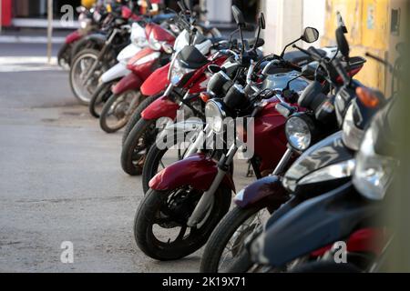 Irece, bahia, brésil - 13 septembre 2022 : des motos sont vues dans un parking de la ville d'Irece Banque D'Images