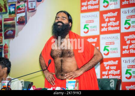 Fondateur et Directeur général de Patanjali Ayurved, Baba Ramdev vu lors d'une conférence de presse au Club de la Constitution. Ramdev partage Patanjali 5 GRANDS plans pour les 5 prochaines années, Patanjali Ayurved, est une société de portefeuille multinationale indienne, basée à Haridwar, en Inde. Elle a été fondée par Baba Ramdev et Acharya Balkrishna en 2006. (Photo de Pradeep Gaur / SOPA Images / Sipa USA) Banque D'Images