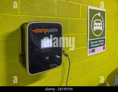 Newbury, Berkshire, Angleterre, Royaume-Uni. 2022. Chargeur de batterie de voiture électrique dans un parking souterrain. Banque D'Images