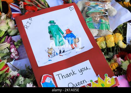 Fleurs et cartes laissées autour des arbres par des adeptes après la mort de la reine Elizabeth II, à Green Park, dans le centre de Londres, Royaume-Uni Banque D'Images