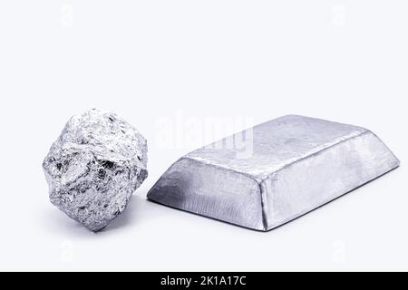 Le rhodium est un élément chimique de la famille du platine, grande résistance aux acides et aux substances corrosives, utilisé dans les bijoux, le métal le plus cher dans Banque D'Images