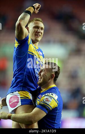 Mikolaj Oledzki de Leeds Rhinos (à gauche) et Cameron Smith de Leeds Rhinos célèbrent leur victoire après le match de semi-finale de la Super League de Betfred au stade DW, Wigan. Date de la photo: Vendredi 16 septembre 2022. Banque D'Images