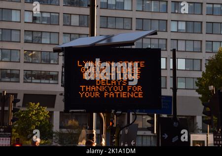 Londres, Royaume-Uni. 16th septembre 2022. Un panneau avertit de longs retards dans la file d'attente à l'état de repos de la reine Elizabeth II après une pause de plusieurs heures au fur et à mesure qu'elle a atteint sa capacité maximale. La file d'attente s'étend sur plusieurs kilomètres, avec des milliers de mouneurs qui attendent des heures pour voir le cercueil de la Reine. Le cercueil a été placé à Westminster Hall dans le Palais de Westminster où elle restera jusqu'à ses funérailles le 19th septembre. Credit: Vuk Valcic/Alamy Live News Banque D'Images