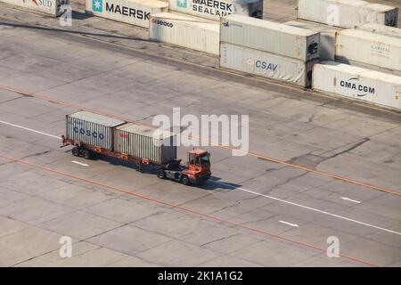 Dammam, Arabie Saoudite - 26 décembre 2019 : camion conteneur dans le port de Dammam Banque D'Images