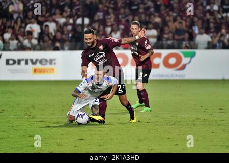 Salerno, Italie. 16th septembre 2022. Gabriel Strefezza (US Lecce) et Dylan Bronn (US Salernitana 1919) pendant US Salernitana vs US Lecce, football italien série A match in Salerno, Italie, 16 septembre 2022 Credit: Independent photo Agency/Alay Live News Banque D'Images