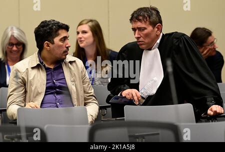 Bruxelles, Belgique. 16th septembre 2022. Smail Farisi et l'avocat Sébastien Courtoy photographiés lors d'un jugement sur les boîtes de verre individuelles dans lesquelles l'accusé doit s'asseoir pour le procès des attaques de 22 mars 2016, Au tribunal d'assises de Bruxelles-capitale après la session préliminaire qui a eu lieu plus tôt cette semaine dans le procès des attentats terroristes du 22 mars 2016 à Bruxelles, le vendredi 16 septembre 2022, sur le site de Justitia à Haren, Bruxelles. Sur 22 mars 2016, 32 personnes ont été tuées et 324 ont été blessées lors d'attentats suicide à l'aéroport national de Zaventem et à la station de métro Maalbeek/Maelbeek, qui ont été revendiqués b Banque D'Images