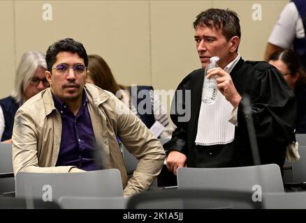 Bruxelles, Belgique. 16th septembre 2022. Smail Farisi et l'avocat Sébastien Courtoy photographiés lors d'un jugement sur les boîtes de verre individuelles dans lesquelles l'accusé doit s'asseoir pour le procès des attaques de 22 mars 2016, Au tribunal d'assises de Bruxelles-capitale après la session préliminaire qui a eu lieu plus tôt cette semaine dans le procès des attentats terroristes du 22 mars 2016 à Bruxelles, le vendredi 16 septembre 2022, sur le site de Justitia à Haren, Bruxelles. Sur 22 mars 2016, 32 personnes ont été tuées et 324 ont été blessées lors d'attentats suicide à l'aéroport national de Zaventem et à la station de métro Maalbeek/Maelbeek, qui ont été revendiqués b Banque D'Images