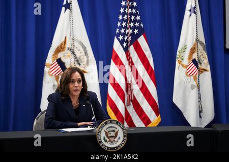 Chicago, États-Unis. 16th septembre 2022. Le vice-président des États-Unis, Kamala Harris, organise une table ronde avec des étudiants, des défenseurs de la santé en matière de reproduction et des fournisseurs pour souligner le travail de l'administration Biden-Harris visant à protéger et à étendre les droits en matière de reproduction à l'Université de l'Illinois, à Chicago, dans l'Illinois, sur 16 septembre 2022. Crédit: Mustafa Hussain/Pool via CNP /MediaPunch crédit: MediaPunch Inc/Alay Live News Banque D'Images