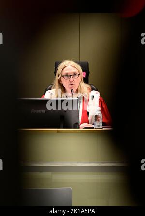 Bruxelles, Belgique. 16th septembre 2022. Présidente de la cour Laurence Massart photographiée lors d'un jugement sur les caisses individuelles en verre dans lesquelles l'accusé doit s'asseoir pour le procès des attaques de 22 mars 2016, Au tribunal d'assises de Bruxelles-capitale après la session préliminaire qui a eu lieu plus tôt cette semaine dans le procès des attentats terroristes du 22 mars 2016 à Bruxelles, le vendredi 16 septembre 2022, sur le site de Justitia à Haren, Bruxelles. Sur 22 mars 2016, 32 personnes ont été tuées et 324 ont été blessées lors d'attentats suicide à l'aéroport national de Zaventem et à la station de métro Maalbeek/Maelbeek, qui ont été revendiqués par Banque D'Images