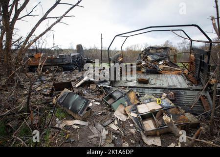 Des véhicules blindés russes détruits par l'armée ukrainienne dans le village de Shevchenkove, dans la région de Kiev. De nombreuses villes et villages de la région de Kiev sont devenus un champ de bataille et ont été soumis à des bombardements d'artillerie lourde lorsque l'armée russe a essayé de se briser à Kiev au printemps 2022. Banque D'Images