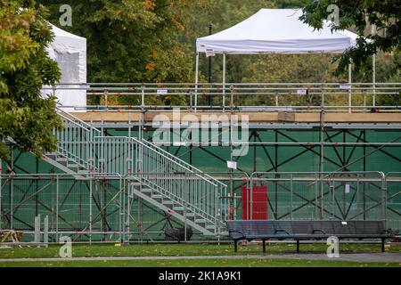 Windsor, Berkshire, Royaume-Uni. 16th septembre 2022. Des plates-formes d'équipage de télévision sont installées autour de la ville. La ville de Windsor se prépare pour le retour de sa Majesté la Reine lundi après son funérailles d'État à Londres. Reine Elizabeth. Après un service de comittation à l'abbaye de Westminster, sa Majesté sera mise au repos dans la chapelle commémorative du Roi George VI, la chapelle Saint-Georges au château de Windsor lors d'une cérémonie privée à laquelle assistera la famille royale. Crédit : Maureen McLean/Alay Live News Banque D'Images