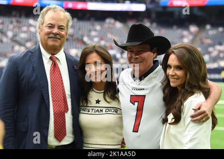 Le propriétaire des Texans de Houston, Cal McNair, Hannah McNair, et l'artiste d'enregistrement multi-platine Clay Walker posent pour une photo avant le match de football de la NFL entre les deux Banque D'Images