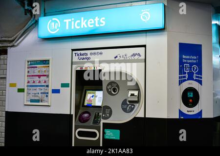 Une machine automatique pour acheter des tickets de métro dans la station de métro parisienne (Metropolitain) à Paris, France sur 16 septembre 2022. Banque D'Images