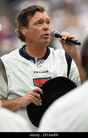 Clay Walker, artiste d'enregistrement multi-platine, chante l'hymne national avant le match de football de la NFL entre les Indianapolis Colts et le Houston Texa Banque D'Images