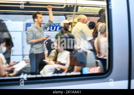 Personnes à l'intérieur du métro, dans une station de métro parisienne (Metropolitain) à Paris, France, à Paris, France sur 16 septembre 2022. Banque D'Images