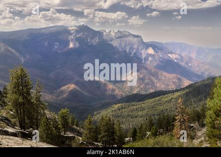 Montagne en granit blanc avec alpins le long du sentier High Sierra. Banque D'Images