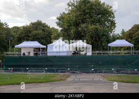 Windsor, Berkshire, Royaume-Uni. 16th septembre 2022. Des plates-formes d'équipage de télévision sont installées autour de la ville. La ville de Windsor se prépare pour le retour de sa Majesté la Reine lundi après son funérailles d'État à Londres. Reine Elizabeth. Après un service de comittation à l'abbaye de Westminster, sa Majesté sera mise au repos dans la chapelle commémorative du Roi George VI, la chapelle Saint-Georges au château de Windsor lors d'une cérémonie privée à laquelle assistera la famille royale. Crédit : Maureen McLean/Alay Live News Banque D'Images