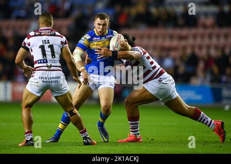 Cameron Smith #17 de Leeds Rhinos est attaqué par Patrick Mago #10 de Wigan Warriors lors du match de Super League de Betfred Wigan Warriors vs Leeds Rhinos au DW Stadium, Wigan, Royaume-Uni, 16th septembre 2022 (photo par Craig Thomas/News Images) Banque D'Images