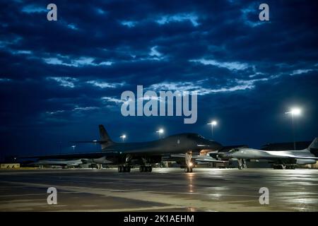 Un danseur B-1B quitte la base aérienne d'Ellsworth, S.D., pour une mission DE CONUS à CONUS dans la région Indo-Pacifique, le 10 septembre 2022. Les États-Unis s'engagent à faire respecter un Indo-Pacific fondé sur des règles, libre et ouvert, qui protège la souveraineté de chaque nation, assure le règlement pacifique des différends sans contrainte, favorise le commerce libre, équitable et réciproque, et préserve la liberté de navigation. (É.-U. Photo de la Force aérienne par Airman 1st classe Adam Olson) Banque D'Images