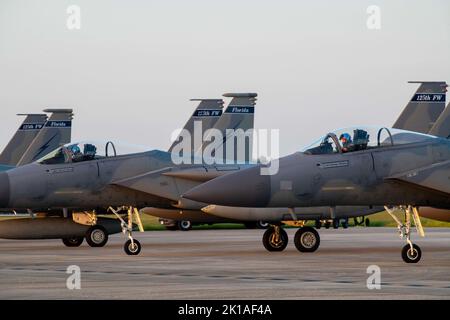 Les avions F-15C Eagle de la U.S. Air Force affectés à la 125th Fighter Wing, Florida Air National Guard, se préparent pour le décollage pendant les vols de nuit à la base de la Garde nationale aérienne de Jacksonville, le 14 septembre 2022. (É.-U. Photo de la Garde nationale aérienne par Tech. Sgt. Chelsea Smith) Banque D'Images