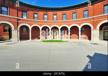 Chicago, Illinois, États-Unis. Des immeubles d'appartements à colonnades entourent le Market Hall dans le quartier historique Pullman de la ville. Banque D'Images