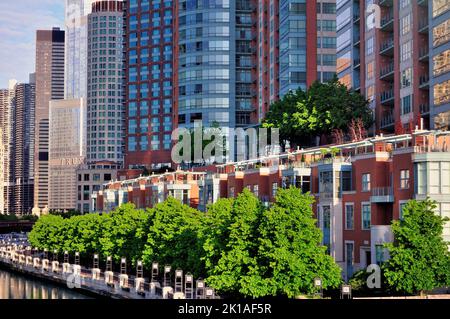 Chicago, Illinois, États-Unis. Les condominiums et maisons de ville de grande hauteur bordent la rive nord de la rivière Chicago, dans le quartier de la rivière East. Banque D'Images