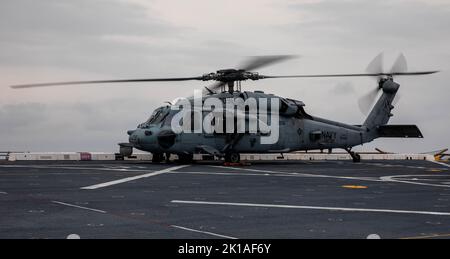 OCÉAN ATLANTIQUE (sept 14, 2022) – Un pilote d'hélicoptère MH-60 Sea Hawk démarre les moteurs en préparation au décollage pendant les opérations de vol à bord du navire de transport amphibie USS Mesa Verde (LPD 19), le 14 septembre 2022. Mesa Verde est actuellement en cours dans l'océan Atlantique à l'appui de l'exercice UNITAS LXIII. UNITAS est l'exercice maritime le plus long au monde. Accueilli cette année par le Brésil, il réunit des forces multinationales du Belize, du Brésil, du Cameroun, du Chili, de la Colombie, République dominicaine, Equateur, France, Guyana, Jamaïque, Mexique, Namibie, Panama, Paraguay, Pérou, Corée du Sud, Spa Banque D'Images