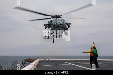 OCÉAN ATLANTIQUE (sept 14, 2022) – Un pilote d'hélicoptère MH-60 Sea Hawk prend son envol à bord du navire de transport amphibie USS Mesa Verde (LPD 19), le 14 septembre 2022. Mesa Verde est actuellement en cours dans l'océan Atlantique à l'appui de l'exercice UNITAS LXIII. UNITAS est l'exercice maritime le plus long au monde. Accueilli cette année par le Brésil, il réunit des forces multinationales du Belize, du Brésil, du Cameroun, du Chili, de la Colombie, République dominicaine, Equateur, France, Guyana, Jamaïque, Mexique, Namibie, Panama, Paraguay, Pérou, Corée du Sud, Espagne, Royaume-Uni, Uruguay et le Banque D'Images