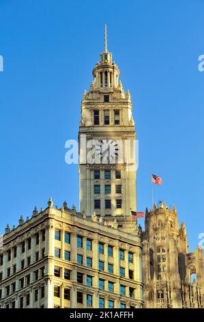 Chicago, Illinois, États-Unis. Wrigley Building et Tribune Tower ainsi que des drapeaux américains sur un matin d'automne froid. Banque D'Images