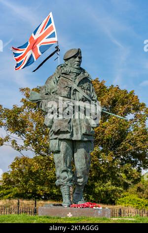 Le mémorial « Yomper » à l'ancien musée / caserne RM, Portsmouth, Royaume-Uni, le 11/9/22. Le ruban noir de deuil vole comme une marque de respect à HM la Reine. Banque D'Images