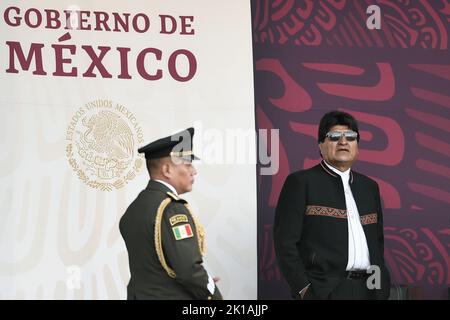 Mexico, Mexique. 16th septembre 2022. L'ancien président bolivien Evo Morales (R) réagit lors du défilé militaire pour le jour de l'indépendance du Mexique sur la place Zocalo à Mexico, au Mexique, le 16 septembre 2022. Le Mexique a célébré vendredi 212nd ans de sa lutte pour l'indépendance de l'Espagne coloniale avec un appel à la paix mondiale et plusieurs activités commémoratives. Credit: Xin Yuewei/Xinhua/Alay Live News Banque D'Images