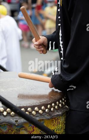 Gros plan sur les mains de l'artiste qui percutent sur le tambour chinois traditionnel au Chinatown Street Festival à Calgary, Canada Banque D'Images