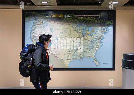 Un passager regarde la carte du système Amtrak à Union Station. Le président Joe Biden a annoncé la conclusion d'un accord de travail ferroviaire pour éviter une grève. Banque D'Images