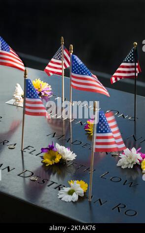 World Trade Center, New York, New York, New York, 10 sept. 2022. Un jour avant le 21st anniversaire des attentats suicides terroristes sur les drapeaux américains du World Trade Center (WTC) placés sur les noms gravés des victimes du 9/11attacks au mémorial de North Pool 9/11. Banque D'Images