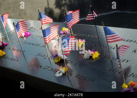 World Trade Center, New York, New York, New York, 10 sept. 2022. Un jour avant le 21st anniversaire des attentats suicides terroristes sur les drapeaux américains du World Trade Center (WTC) placés sur les noms gravés des victimes du 9/11attacks au mémorial de North Pool 9/11. Banque D'Images