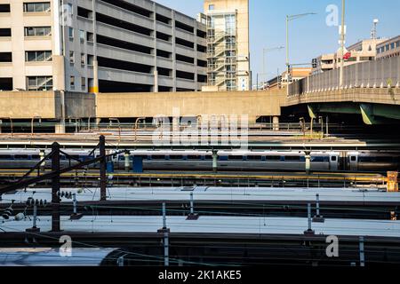 Washington, États-Unis. 15th septembre 2022. Les trains Amtrak se trouvent le long des voies. Le président Joe Biden a annoncé la conclusion d'un accord de travail ferroviaire pour éviter une grève. (Photo par Dominick Sokotooff/SOPA Images/Sipa USA) crédit: SIPA USA/Alay Live News Banque D'Images