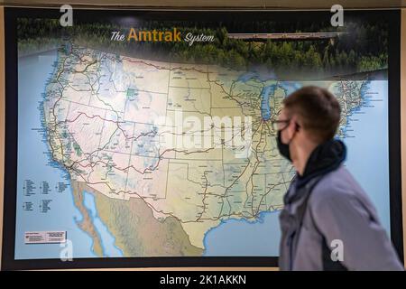 Chicago, Illinois, États-Unis. 20th mars 2021. Un passager regarde la carte du système Amtrak à Union Station. Le président Joe Biden a annoncé la conclusion d'un accord de travail ferroviaire pour éviter une grève. (Image de crédit : © Dominick Sokotooff/SOPA Images via ZUMA Press Wire) Banque D'Images