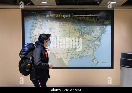 Chicago, Illinois, États-Unis. 20th mars 2021. Un passager regarde la carte du système Amtrak à Union Station. Le président Joe Biden a annoncé la conclusion d'un accord de travail ferroviaire pour éviter une grève. (Image de crédit : © Dominick Sokotooff/SOPA Images via ZUMA Press Wire) Banque D'Images