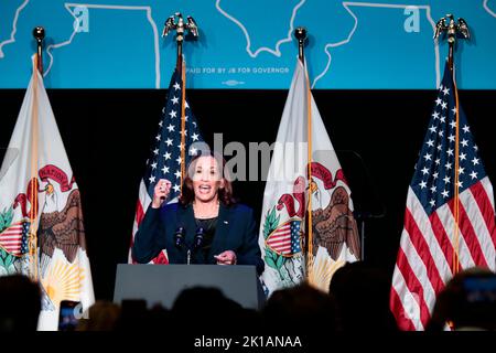 Chicago, Illinois. 16th septembre 2022. Le vice-président des États-Unis, Kamala Harris, participe à un événement politique avec le gouverneur J.B. Pritzker (démocrate de l'Illinois) à l'Université de l'Illinois, à Chicago (Illinois), on 16 septembre 2022. Crédit: Mustafa Hussain/Pool via CNP/dpa/Alamy Live News Banque D'Images