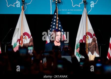 Chicago, Illinois. 16th septembre 2022. Le vice-président des États-Unis, Kamala Harris, participe à un événement politique avec le gouverneur J.B. Pritzker (démocrate de l'Illinois) à l'Université de l'Illinois, à Chicago (Illinois), on 16 septembre 2022. Crédit: Mustafa Hussain/Pool via CNP/dpa/Alamy Live News Banque D'Images