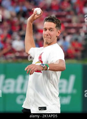 St. Louis, États-Unis. 16th juin 2022. Le gardien de but de St Louis Blues Jordan Binnington lance un premier terrain de cérémonie avant le Cincinnati Reds-St. Match de baseball des Cardinals Louis au stade Busch à Saint Louis vendredi, 16 septembre 2022. Photo par Bill Greenblatt/UPI crédit: UPI/Alay Live News Banque D'Images