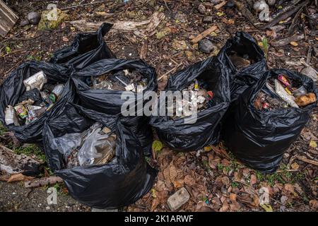 Kendari, Indonésie. 17th septembre 2022. Des piles de déchets qui ont été collectés dans des sacs en plastique pour être emmenés à la décharge de Kendari. La Journée mondiale de nettoyage a eu lieu à nouveau à Kendari aujourd'hui. Cette année, la Journée mondiale de nettoyage s'est tenue simultanément dans 191 pays du monde, en Indonésie, et a été organisée simultanément dans 34 provinces avec un total de 13 millions de volontaires. (Photo par Andry Denisah/SOPA Images/Sipa USA) crédit: SIPA USA/Alay Live News Banque D'Images