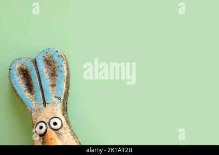 Yeux et oreilles choqués du lièvre sur fond vert avec espace de copie. Jouet de lapin, symbole de la nouvelle année 2023. Banque D'Images